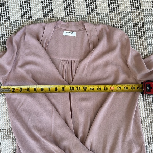 REVEROF women’s salmon pink V-neck draped long sleeve blouse size med - Picture 8 of 8